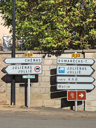 Beaujolais Juliénas Chénas Straßenschilder Ortsnamen Cru Appellation