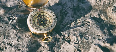Goldener Kompass auf Fels