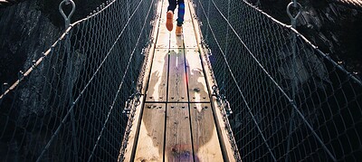 Person auf Hängebrücke