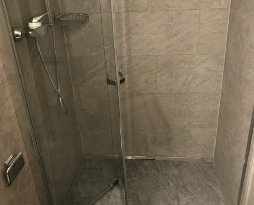 Dusche in 3 Zimmer Apartment aus Viren