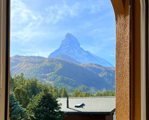 Blick durch Fenster im Studio im Haus Vira