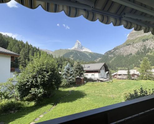 Blick von der 2 Zimmer Wohnung im im Haus Vira Sommer auf das Matterhorn