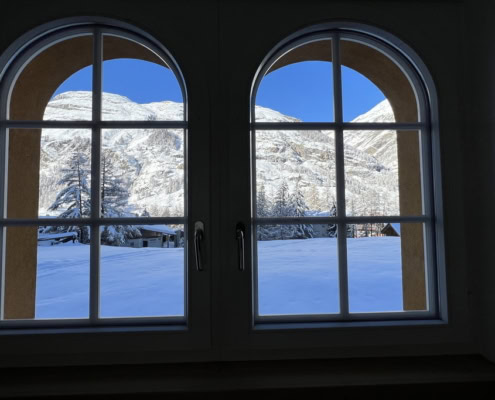 Aussicht durch das Fenster in Richtung Westen in der 2 Zimmer Wohnung im Haus Vira