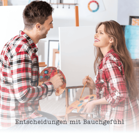 Entscheidungen mit Bauchgefühl – Paar beim gemeinsamen Malen mit Freude und Kreativität Ein lachendes Paar in karierten Hemden malt gemeinsam auf Leinwänden und symbolisiert Entscheidungen, die mit Bauchgefühl getroffen werden.
