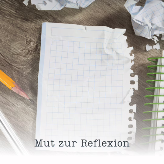 Mut zur Reflexion – Zerknittertes Notizblatt als Symbol für Nachdenken und Neubeginn Zerknittertes Notizblatt mit zerrissenen Rändern, umgeben von einem Bleistift und Notizbuch, Mut zur Reflexion