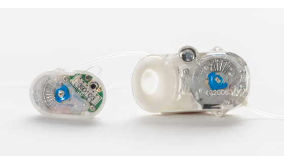 two pumps side by side with iPRECIO SMP-310R on the left and the iPRECIO SMP-200 on the right
