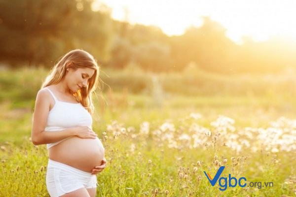 Bà bầu có nên tắm nắng không? Một số điều bà bầu cần biết khi tắm nắng