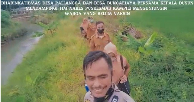 Tim Vaksinator dan Bhabinkamtibmas di Gowa Berjalan Kaki Door to Door