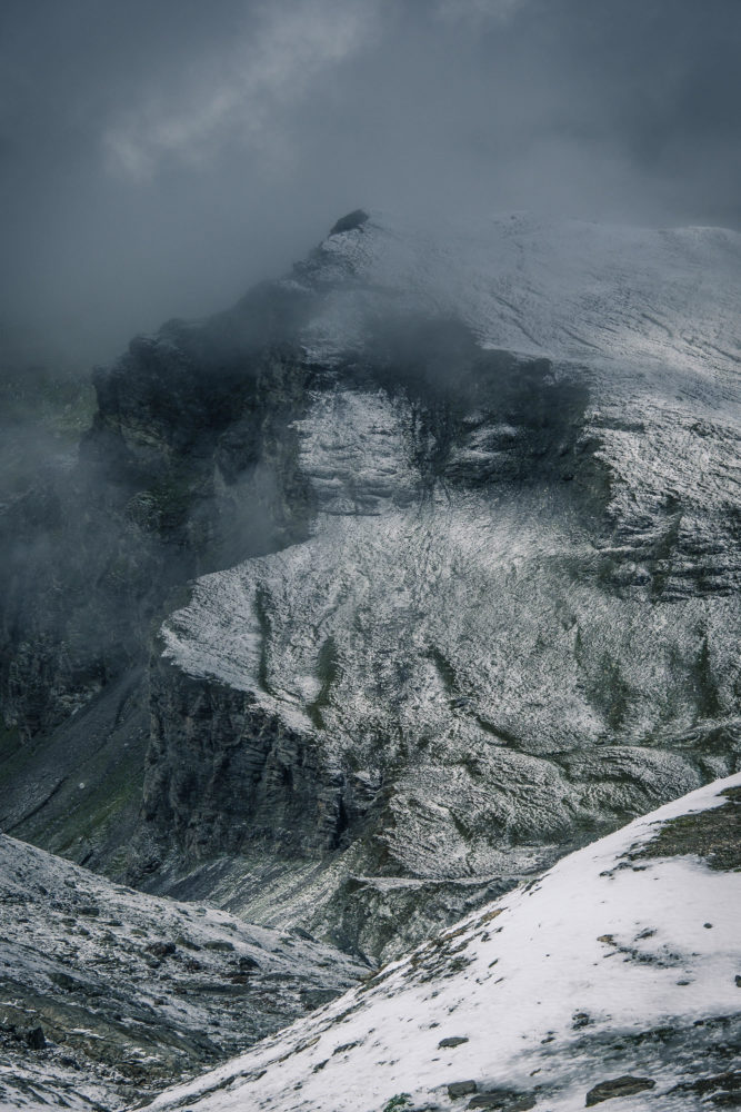 Schneebedeckte Felsen eines Berges