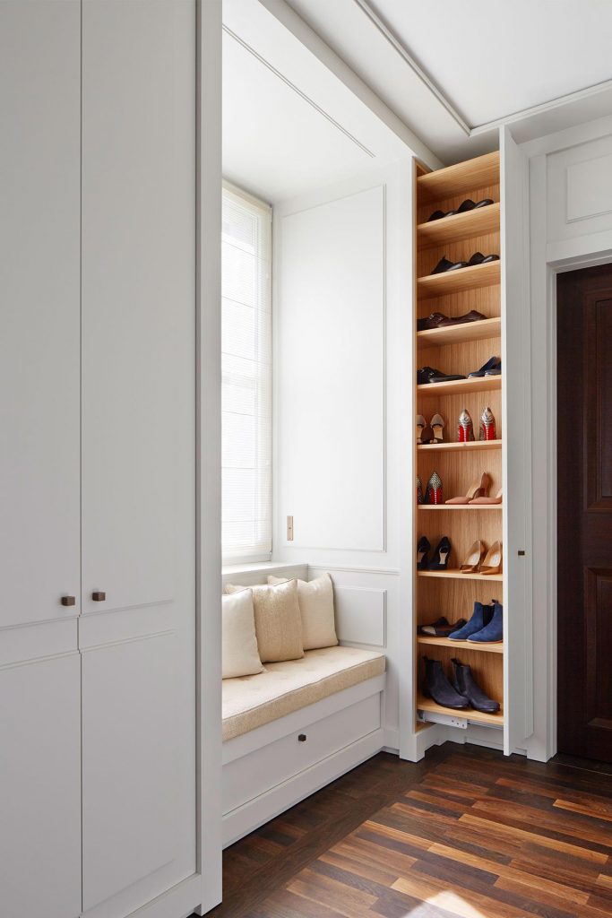 dressingroom with niche and shoe cupboard