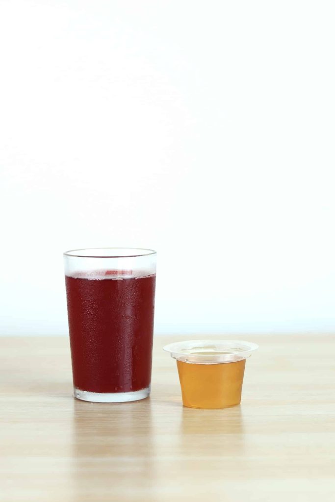 Cranberrysaft und Honig nebeneinander