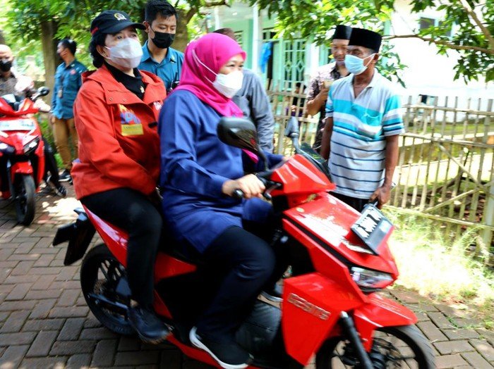 Puang Maharani di Bonceng Gubernur Khofifah Naik Motor Gesits