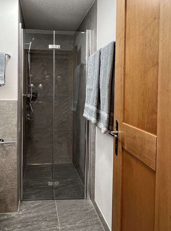 moderne Dusche im Studio im Haus Vira