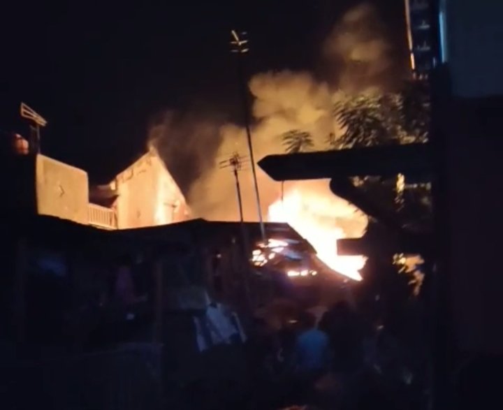 Kebakaran Landa Permukiman Padat Penduduk di Jalan Muh Tahir Kompleks Lepping
