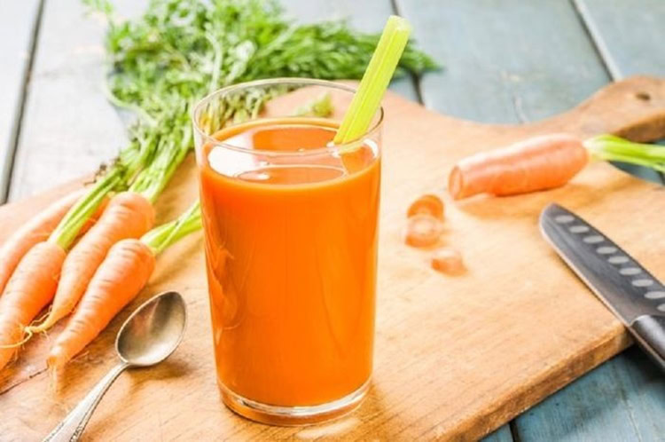 benefícios do suco de cenoura Suco de cenoura é bom para emagrecer, pele e cabelo: veja os 40 benefícios