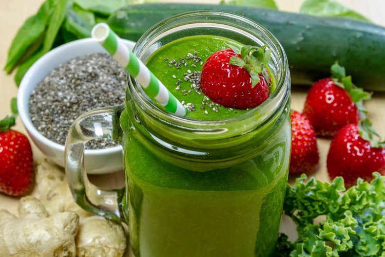 Suco de acerola com abacate para controlar a diabetes (e como fazer)