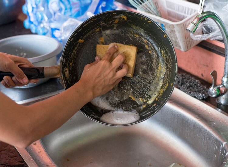 limpar a panela com muita força é uma dos principais danos para sua panela antiaderente limpar a panela com muita força é uma dos principais danos para sua panela antiaderente
