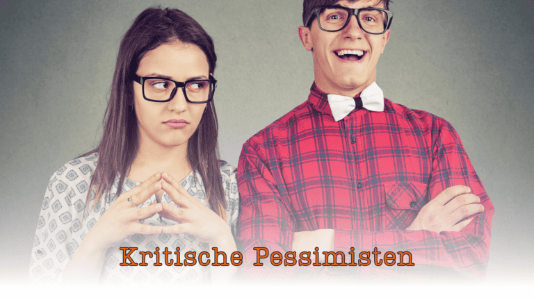 Ein skeptisch aussehende Frau und ein lächelnder Mann stehen nebeneinander. Beide tragen Brillen. Der Text 'Kritische Pessimisten' ist am unteren Rand des Bildes eingeblendet.