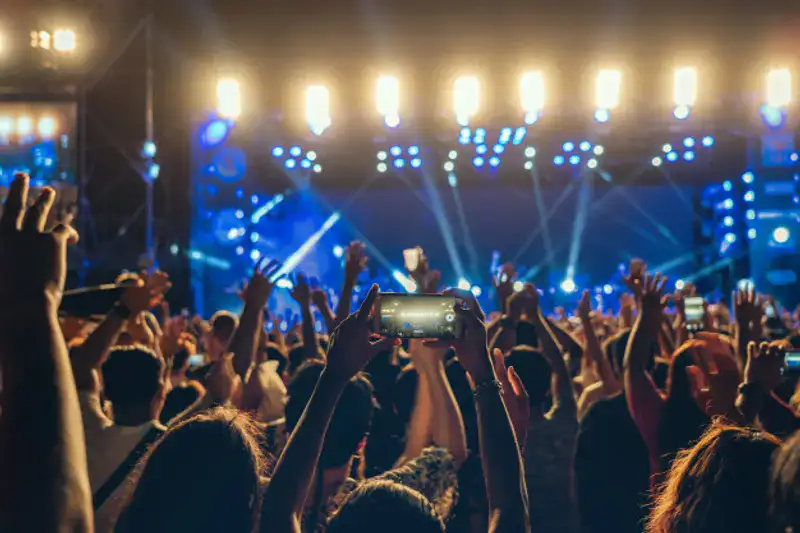 Rockin’ to the Beat: Tips for Enjoying a Live Concert