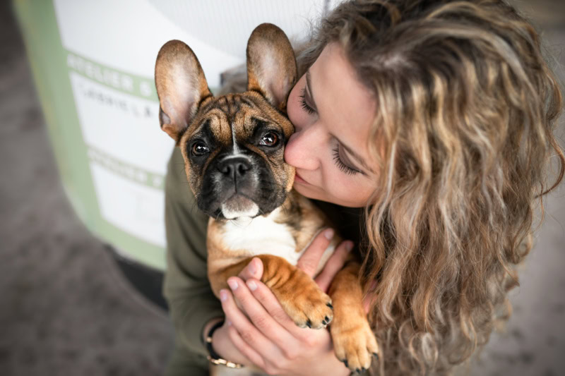Frops Welpe im Arm Hundefotoshooting Schweiz