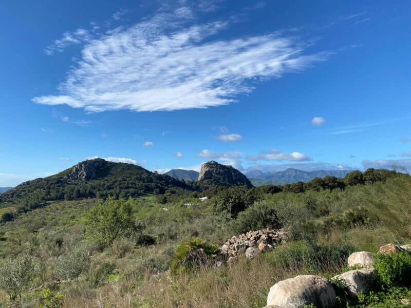 Hügel unter blauem Himmel