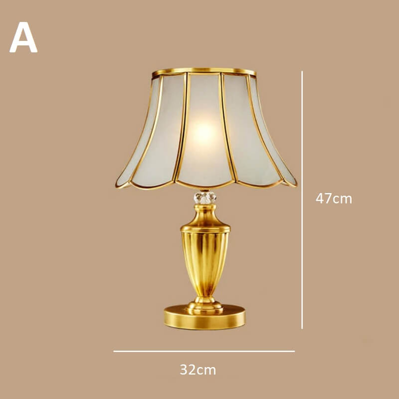 Europejska lampa stojąca złota vintage elegancka i stylowa. Do salonu, do sypialni, do gabinetu.