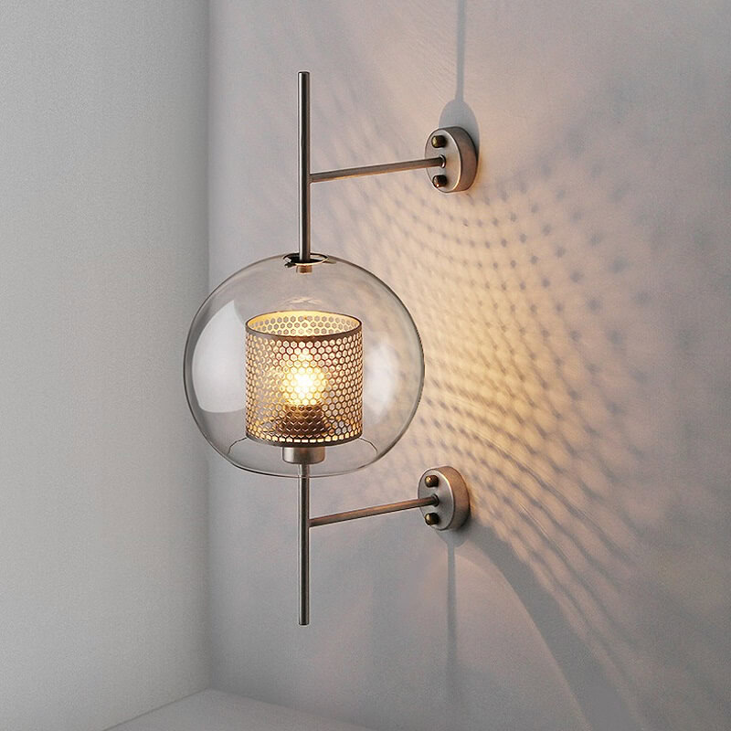 Szklana lampa ścienna Chiswick eklektyczna zjawiskowa i oryginalna. Do sypialni, do gabinetu, do salonu.