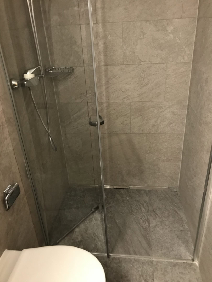 Dusche in 3 Zimmer Apartment aus Viren