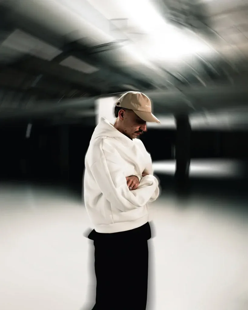 Avec god, give me a place, Holseek réaffirme sa vision