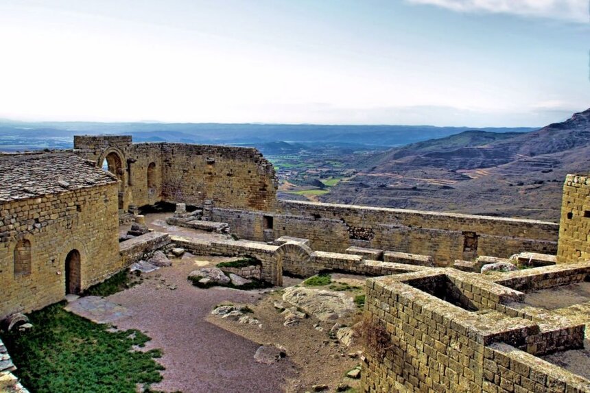 Visita la historia en el Castillo de Loarre - MAPA Y MOCHILA