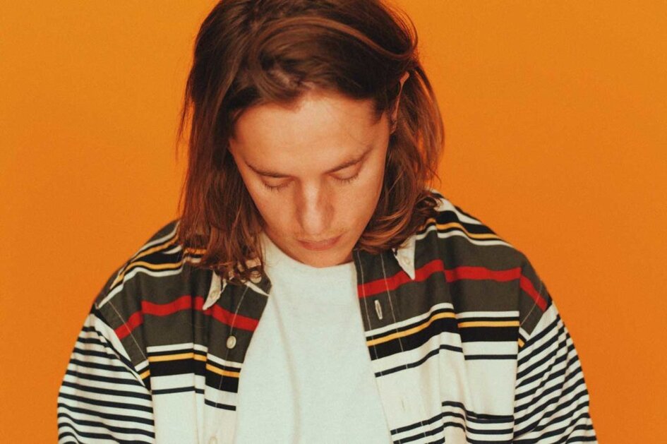 Retour saupoudré de nostalgie pour Mosey qui dévoile "All I Can Do Is Miss You"