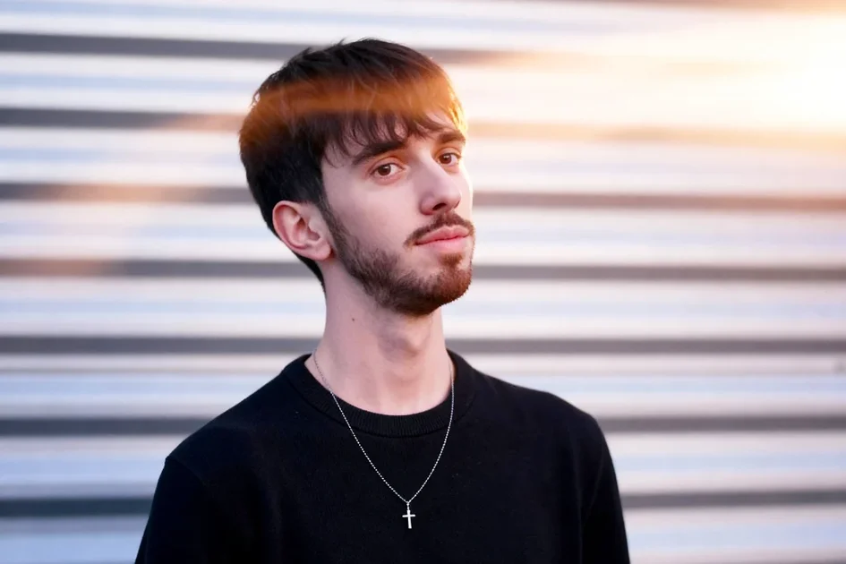 Zave ouvre une nouvelle page avec Driving en featuring avec Colormeblue et Asphodelle