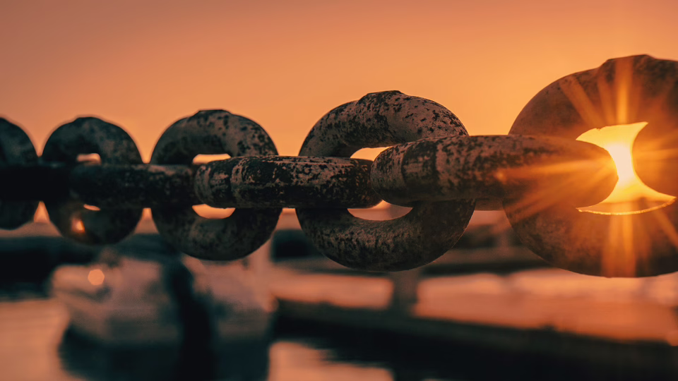 Selbstbild schärfen und stärken bedeutet Freiheit Rostige Kette im Sonnenaufgang symbolisiert die Entscheidung, dein Selbstbild schärfen und stärken zu können