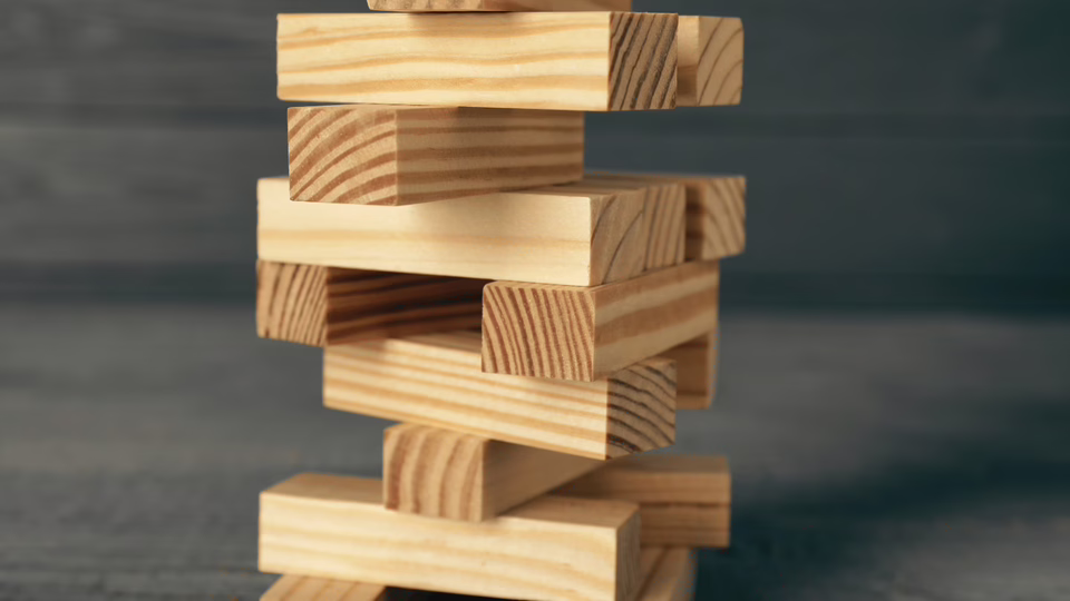 Unsicherheit gefährdet deine Beziehung sofort Wackeliger Jenga-Turm aus Holz symbolisiert Unsicherheit in der Beziehung und fehlende Entscheidungen