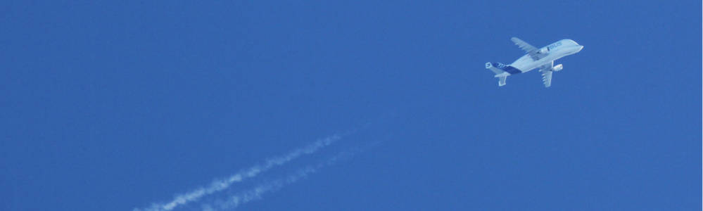 Image of a aircraft in the sky that can be found via flight tracking