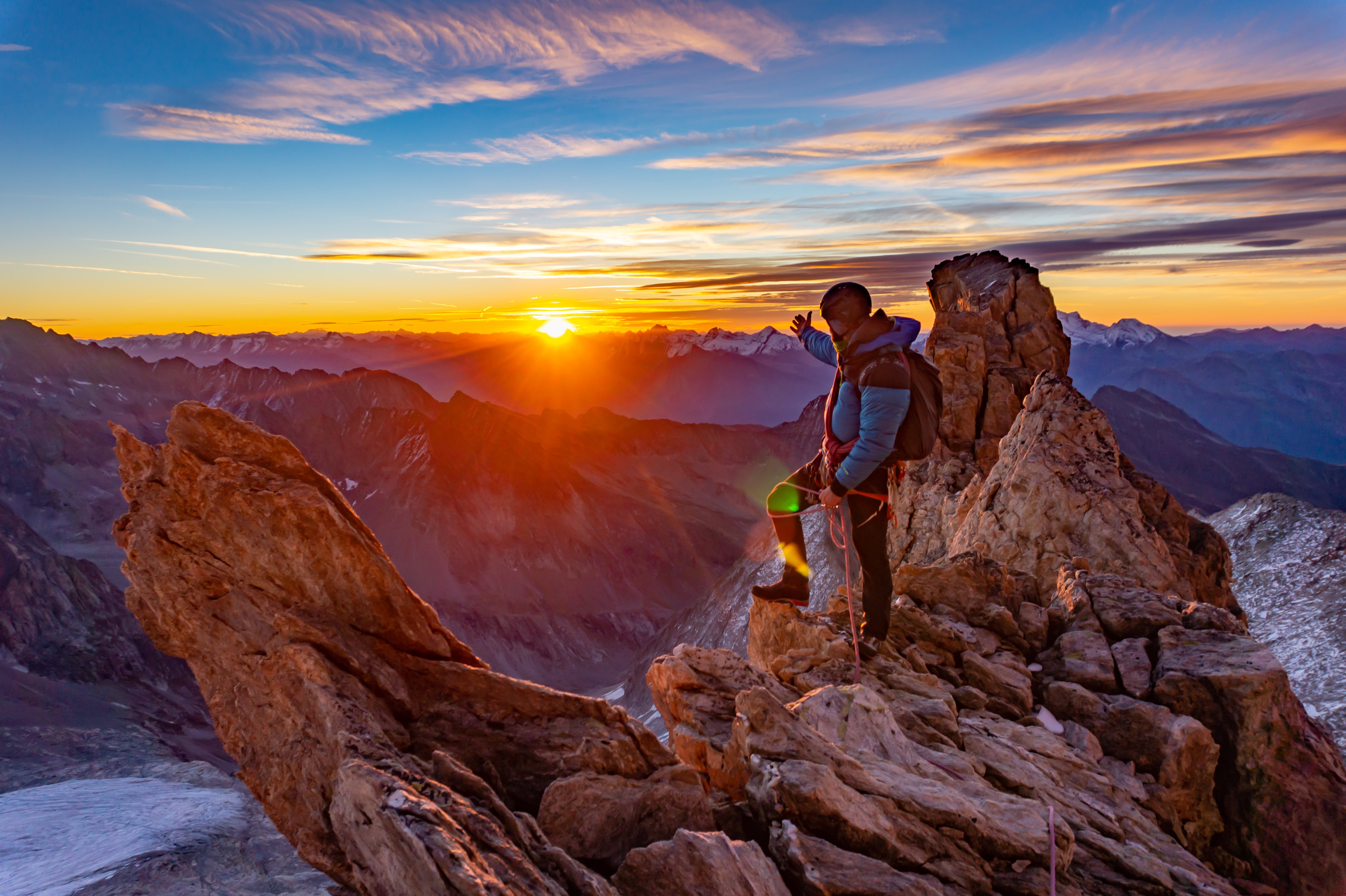Bergsteiger bei Sonnenaufgang