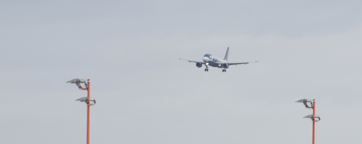 Eine Flightradar App bietet die Möglichkeit zur Beobachtung von Flügen auf dem Smartphone. Diese Maschine im Landeanflug ist in der App zu finden.