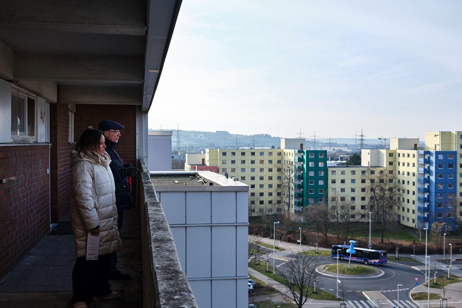 Blick über Bonn-Tannenbusch
Jessica Rosenthal, Bundestagsabgeordnete der SPD, steht während des Haustürwahlkampfs auf dem Außenflur eines Hochhauses und schaut über den Stadtteil Bonn-Tannenbusch.
////
View over Bonn-Tannenbusch
Jessica Rosenthal, Member of the German Bundestag for the SPD, stands on the exterior walkway of a high-rise building during door-to-door campaigning, looking out over the Bonn-Tannenbusch neighborhood.