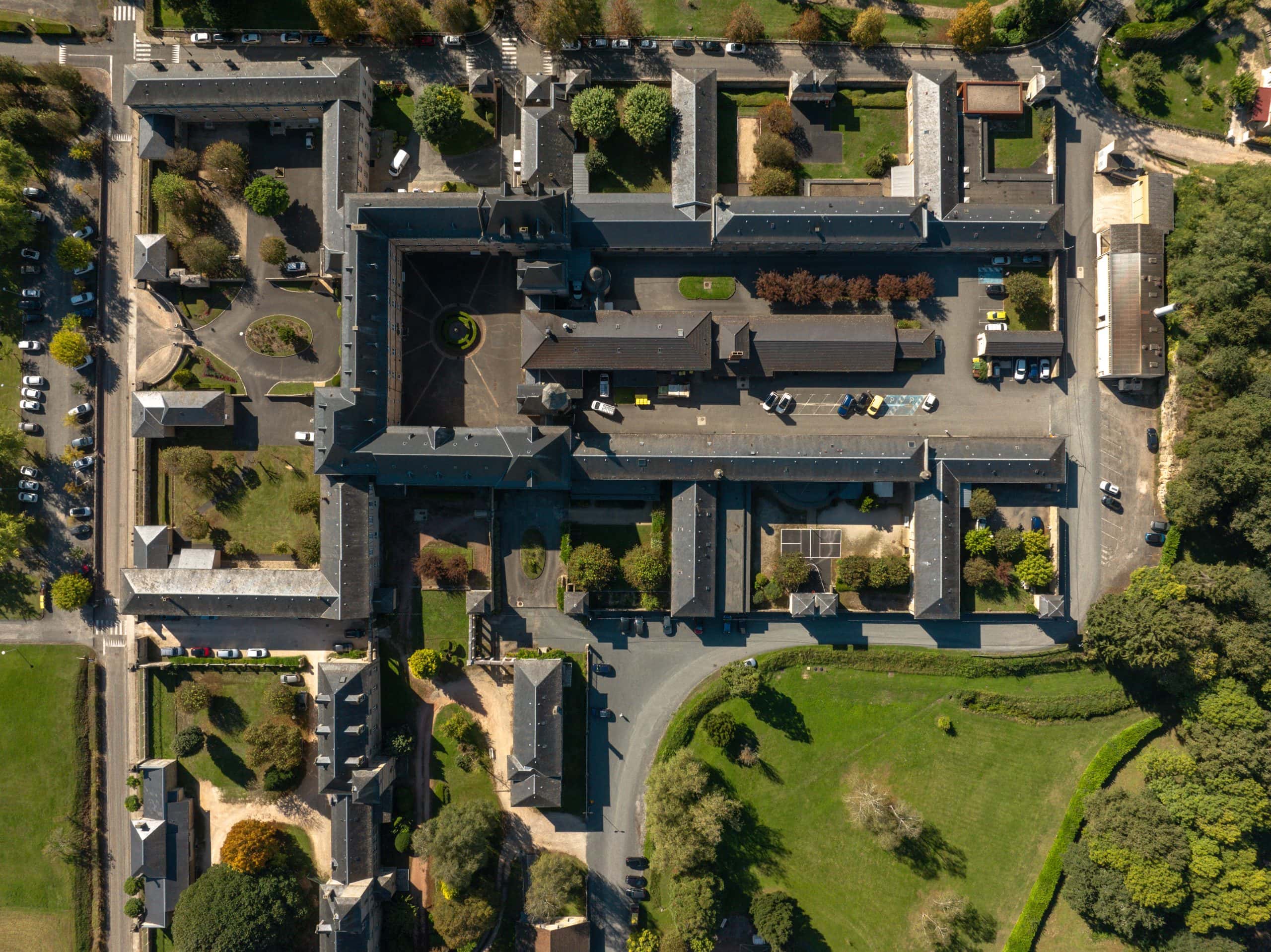 Découvrez notre site emblématique et historique de Leyme depuis un drone