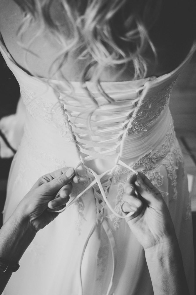 Brautkleid beim Getting Ready