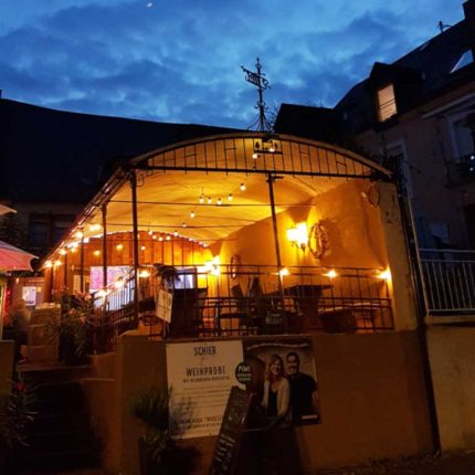 Unsere gemütliche Weinterrasse am Abend