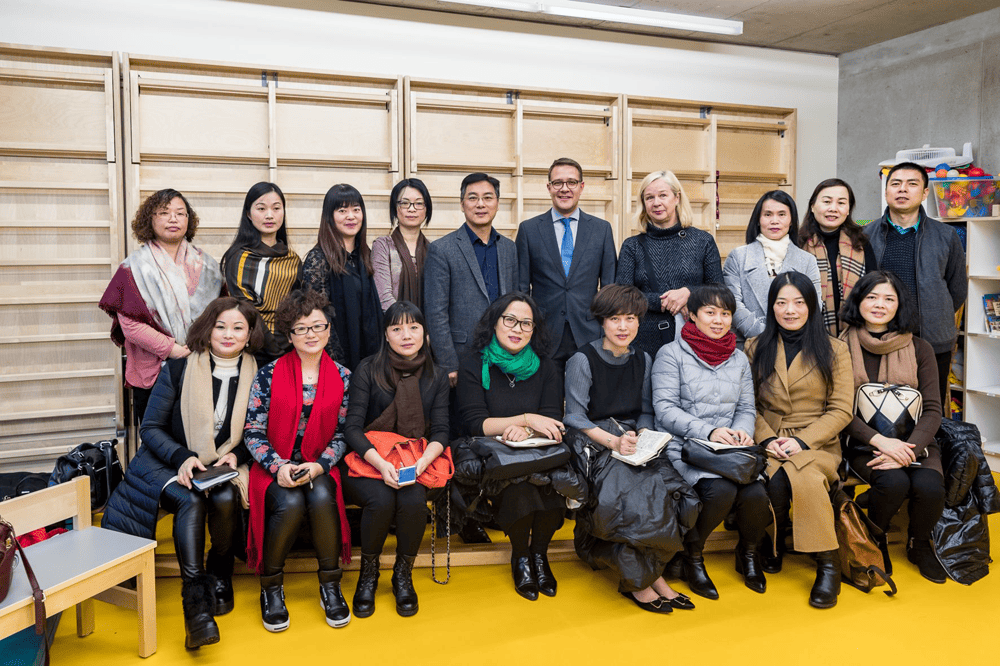 delegationsleiter-yongming-luo-und-adrian-grasse-mit-sibylle-spindler-von-kiddies-international-kl_vlnr-foto-laessig