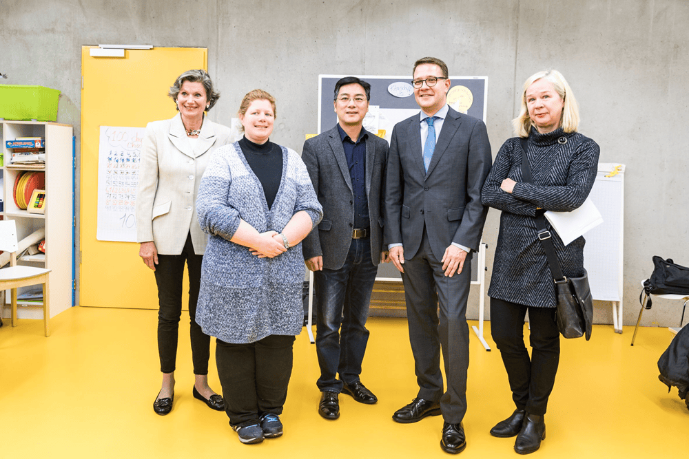delegationsleiter-yongming-luo-und-adrian-grasse-mit-mitarbeitern-kiddies-international-kl_