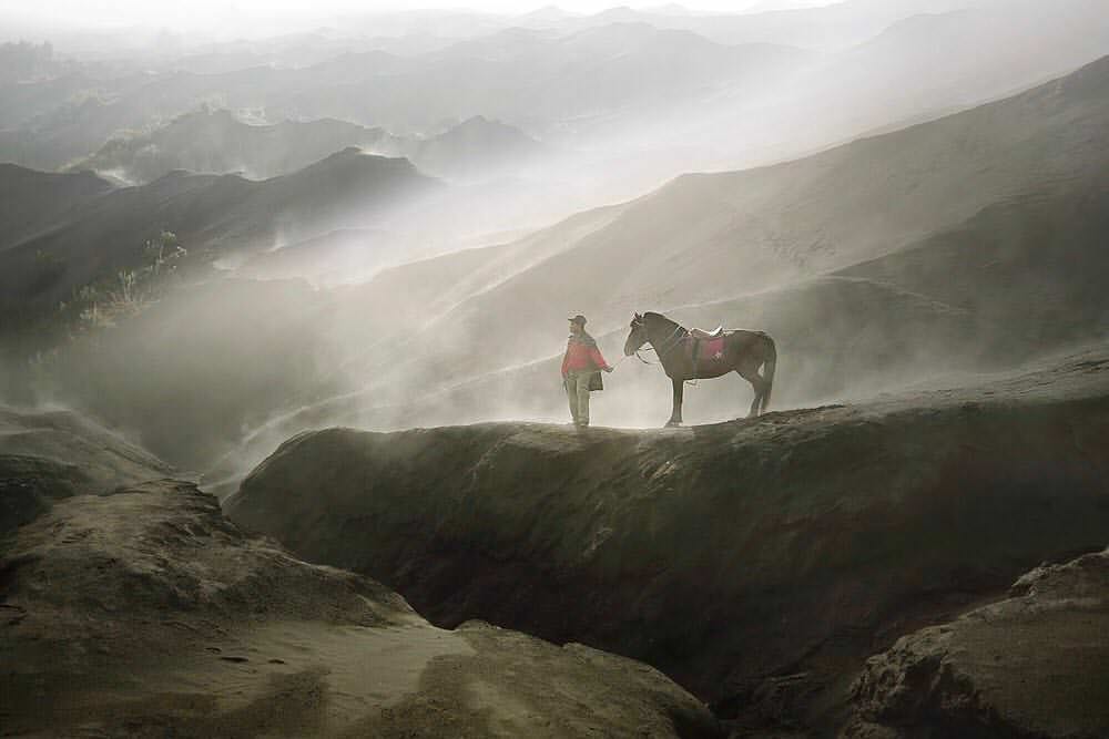 42+ Potret Masyarakat Desa Terbaik Karya Fotografer Indonesia 7 13. Potret Masyarakat Adat - Karya Achmad Munasit / Asit - Design Erlistic