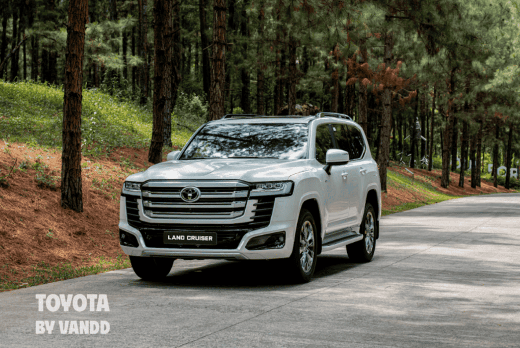 Toyota Land Cruiser 300 HEV ra mắt