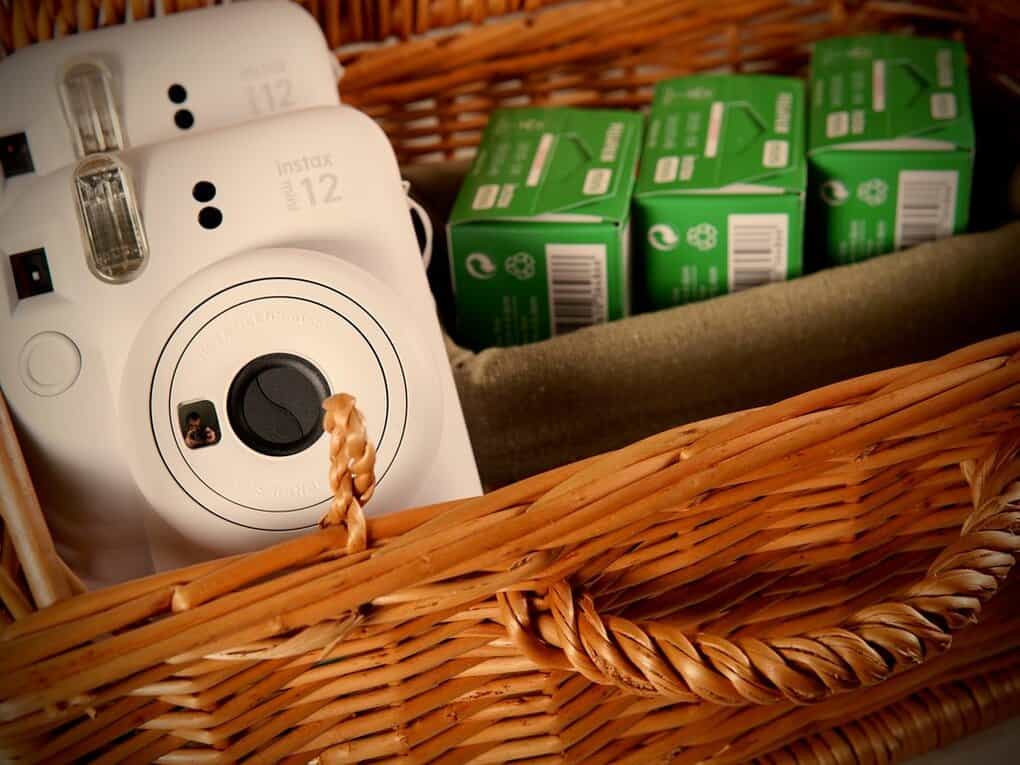 Instax Mini z wkładami w wiklinowym koszu