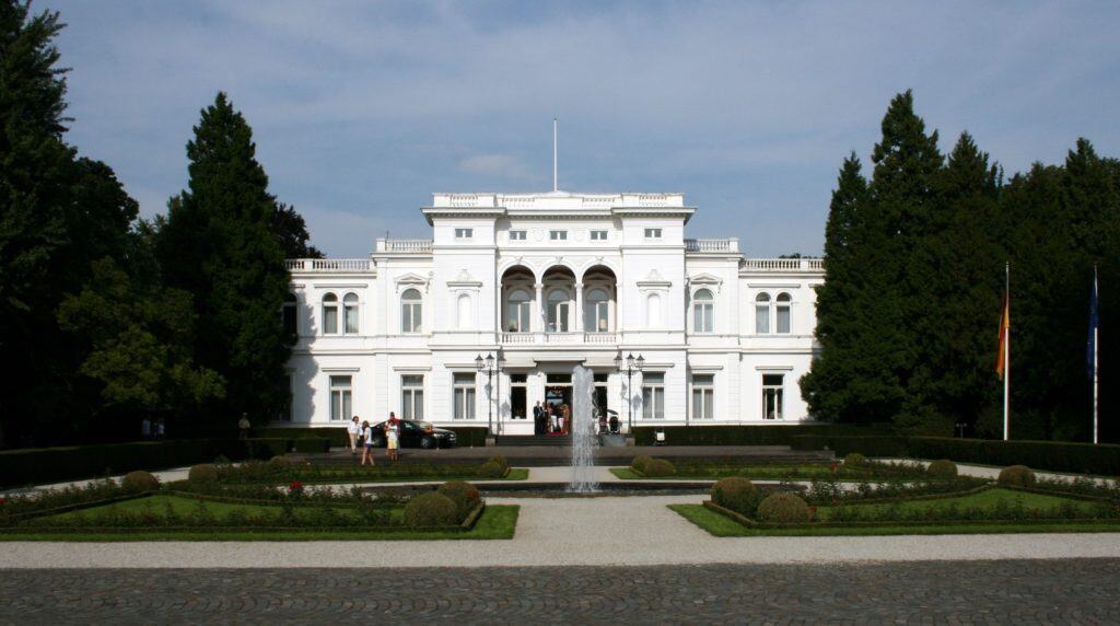 Foto: Sir James, Villa Hammerschmidt, Sicht von Seiten der Adenauerallee