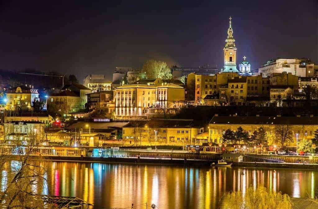 Serbien, im Herzen des Balkans gelegen, ist ein Land voller kultureller Schätze, beeindruckender Naturlandschaften und einer bewegten Geschichte. Nach einer Serbien Rundreise mussten wir es einfach zu den schönsten Länder in Europa mit aufnehmen.