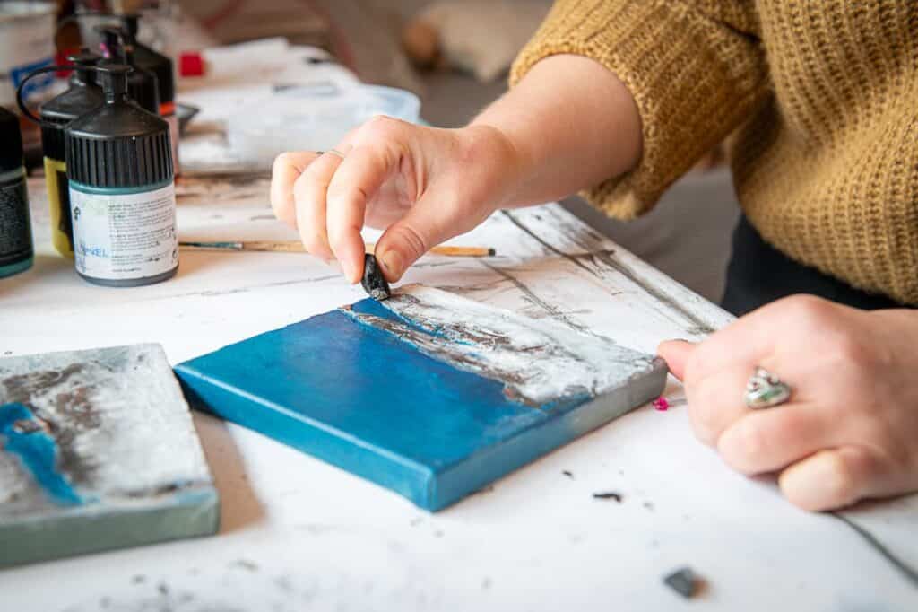 Künstlerin Ola Jost bei der Arbeit