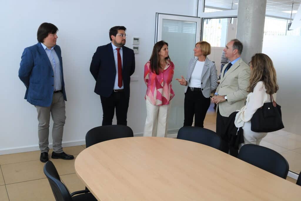 Lora del Río - LoradelRio.NeT - La directora-gerente del SAE, Mª Victoria Martín-Lomeña, visita la nueva oficina de empleo de Lora del Río sae3jpg